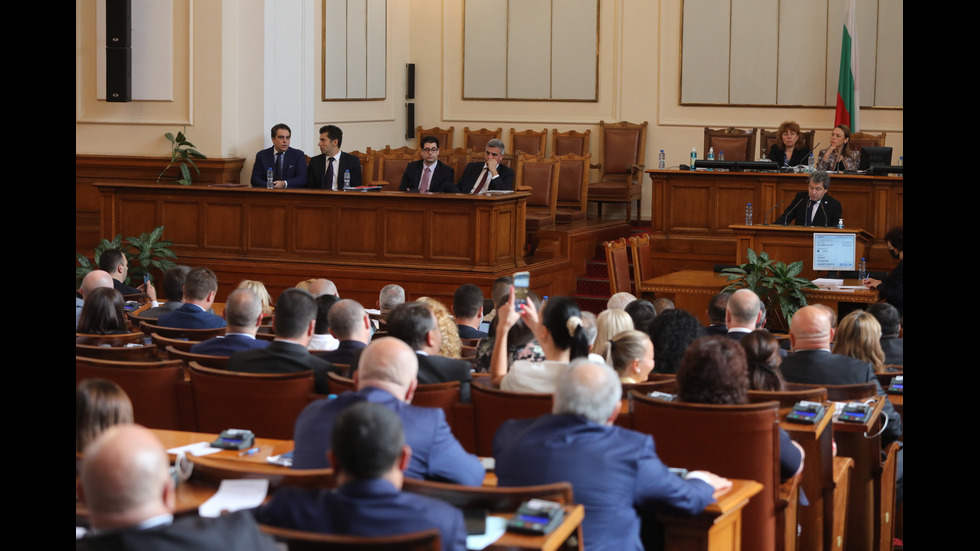 Изслушват служебния премиер в парламента