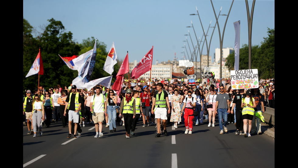 Хиляди на протест в Сърбия искат нови избори