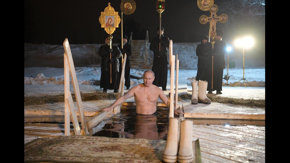 Путин се потопи в ледени води за Богоявление