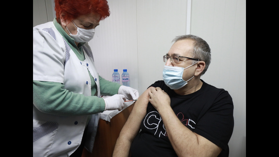 Започна масовата ваксинация на педагозите в българските училища