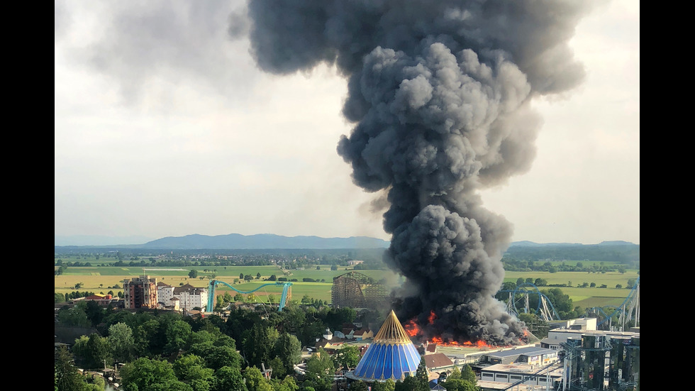 Голям пожар в увеселителен парк в Германия