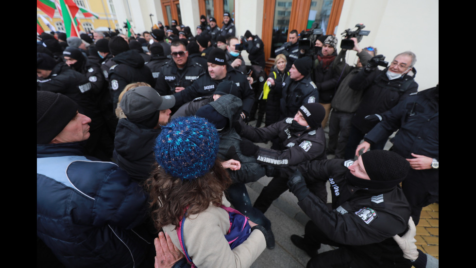 "Възраждане" организира протест срещу зеления сертификат, докараха водно оръдие пред НС