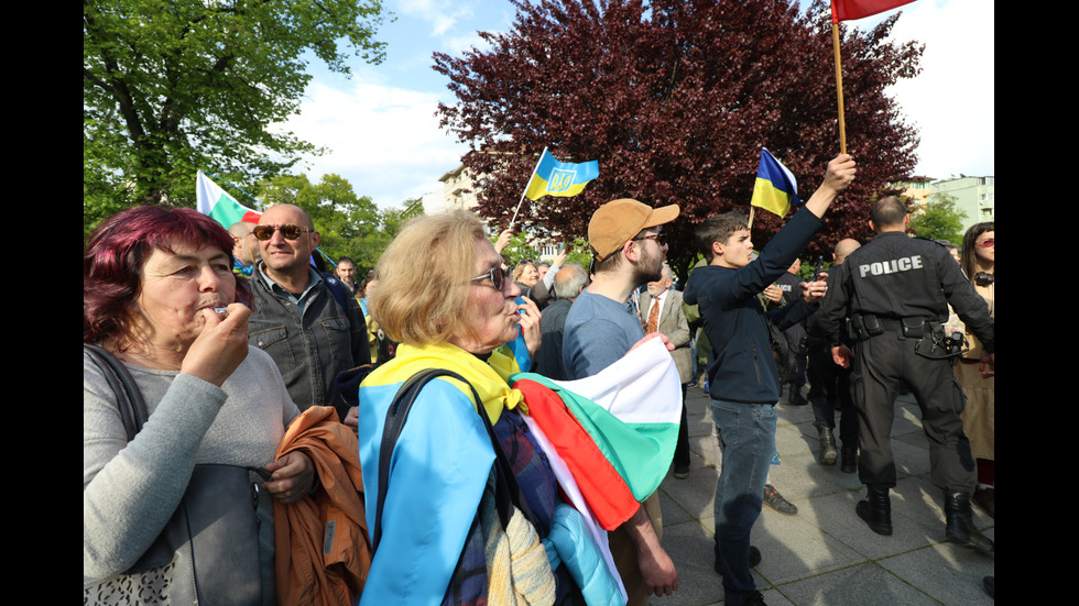 Сблъсъци белязаха протеста край Паметника на Съветската армия