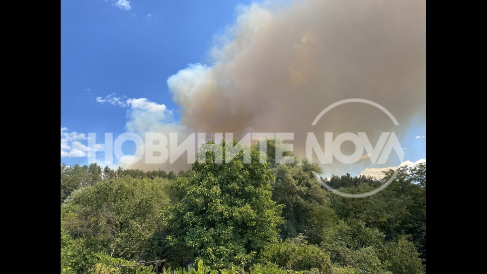 Голям пожар пламна в близост до бензиностанция в Казанлък