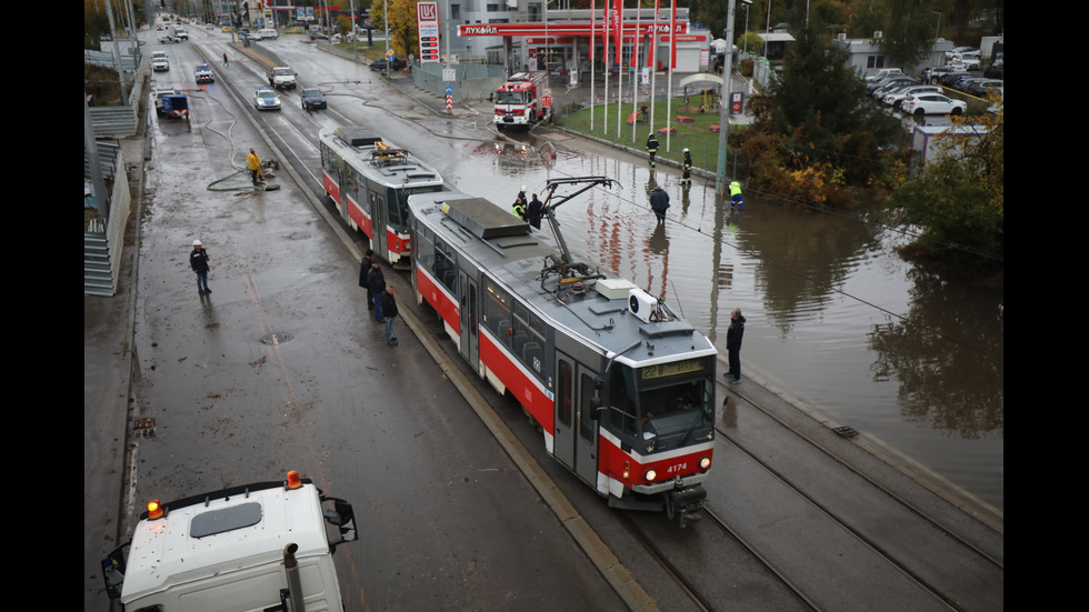 Наводнено кръстовище спря движението на няколко трамвайни линии в София