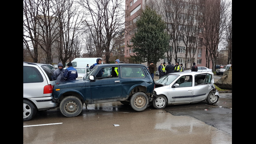 Багер и 7 коли се удариха на бул. "Христо Смирненски" във Варна