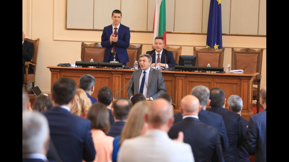 Депутатите обсъждат отстраняването на председателя на парламента