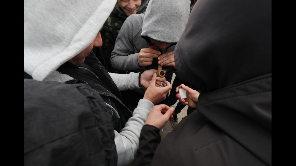 Млади хора демонстративно пушиха марихуана пред Народното събрание