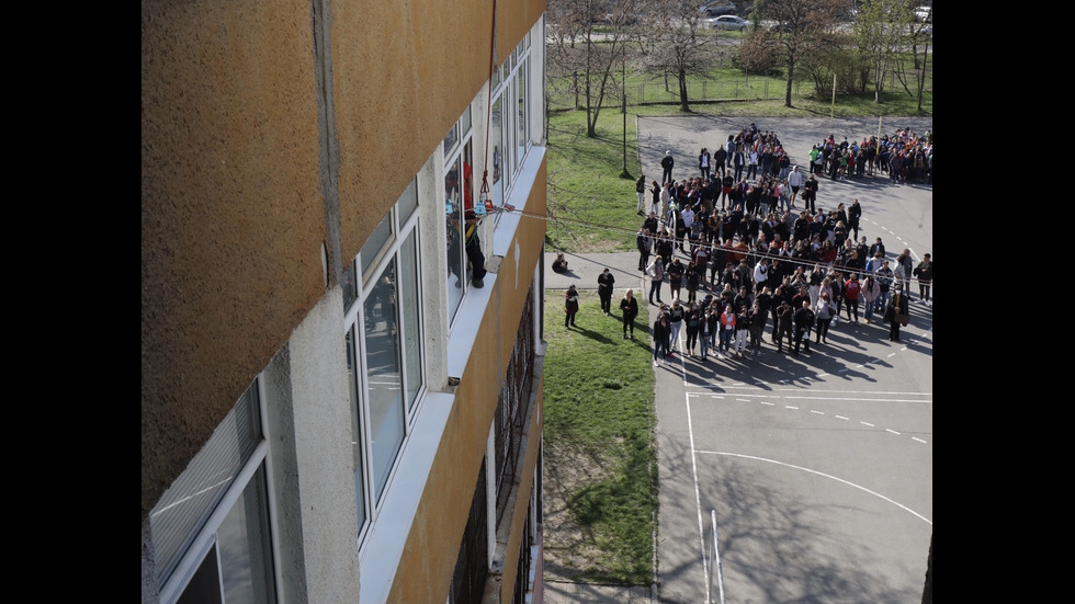 Тренировъчна евакуация и демонстрация на пожарникари и доброволци в София