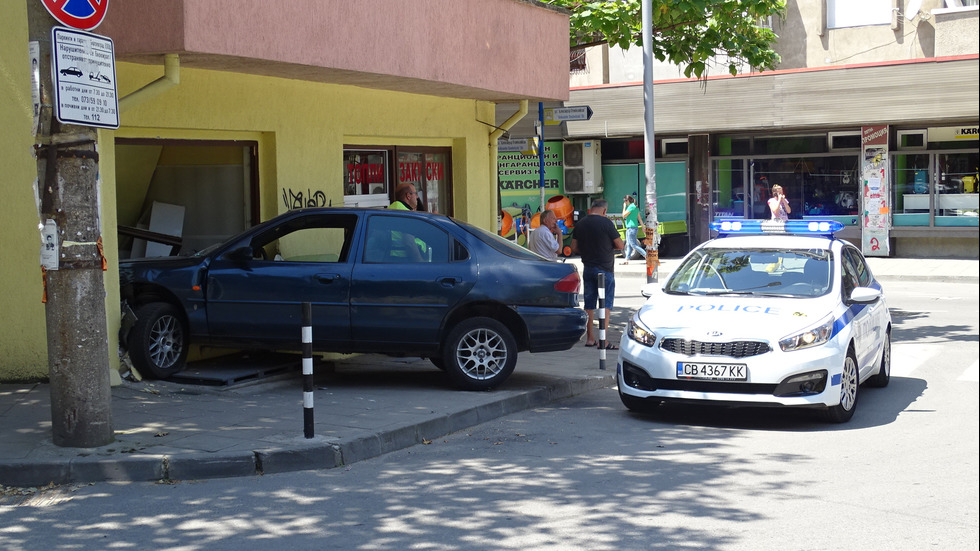 Кола се вряза в помещение за закуски в Благоевград, водачът избяга