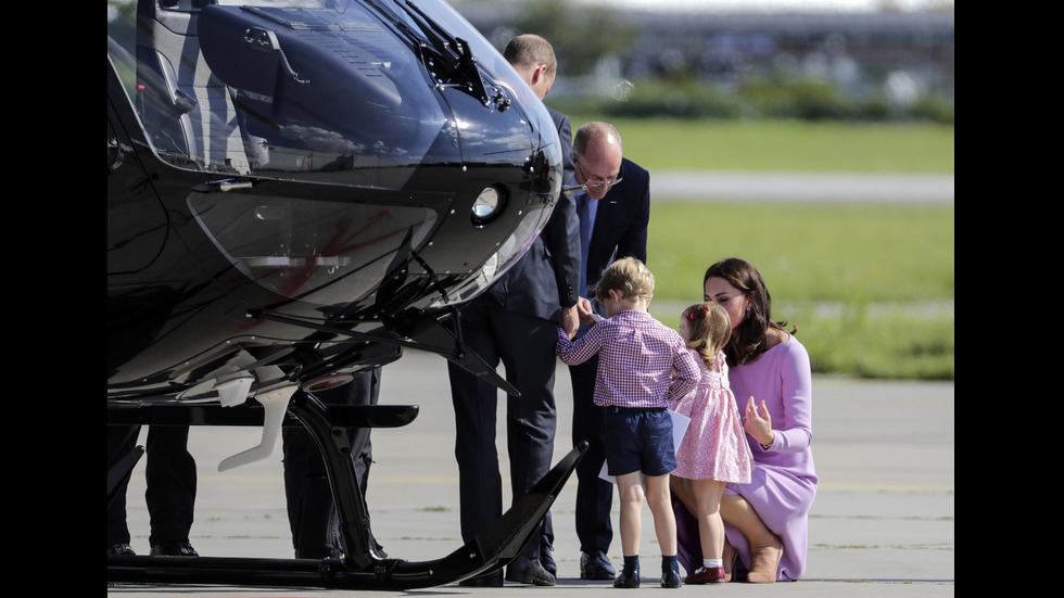 Принцеса Шарлот се разсърди на майка си на летището в Германия
