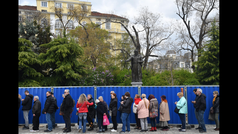 Вярващи на поклонение пред мощите на Свети Георги в църквата "Св. София"