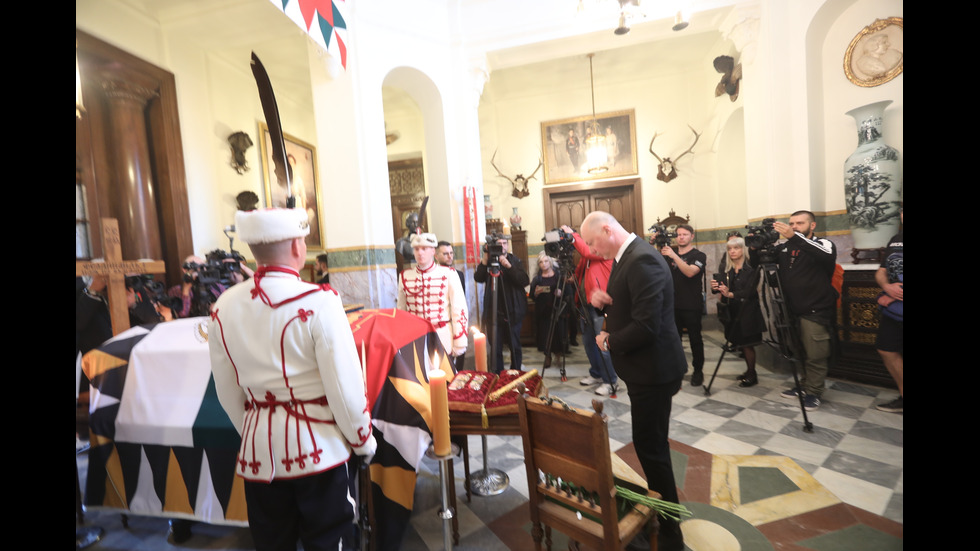 Тленните останки на цар Фердинанд пристигнаха в България