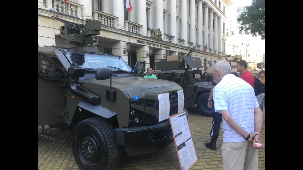 Изложение на военна техника пред Министерството на отбраната