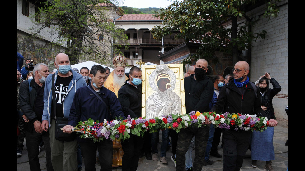 Изнесоха чудотворната икона на Св. Богородица от Бачковския манастир