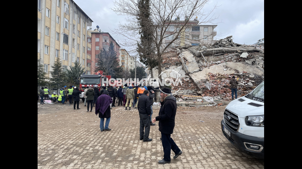 Акция в турския град Бесни: Български пожарникари доловиха сърдечен ритъм в рухнала сграда