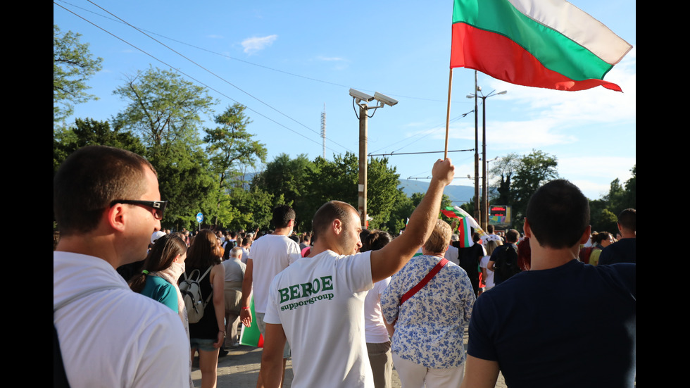 Шестият протест в София започна без напрежение