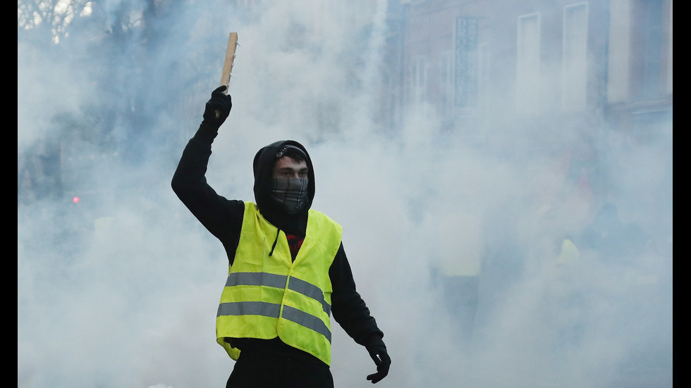 Сблъсъци в Париж по време на протеста на "жълтите жилетки"