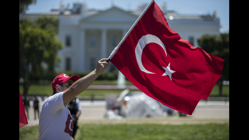 Най-малко 9 души пострадаха при сблъсъци пред турското посолство във Вашингтон