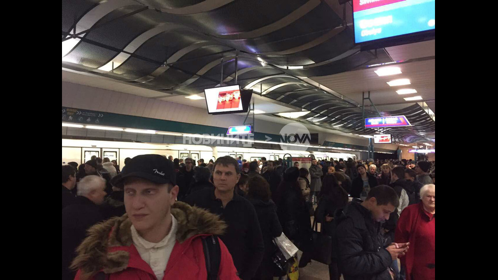 Стотици хора блокирани в софийското метро заради повреда