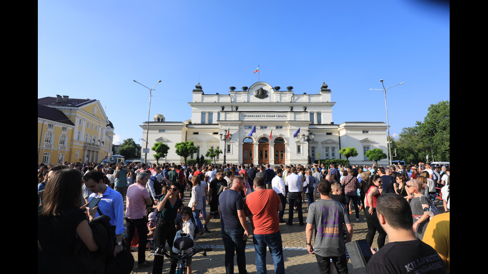 Протест в подкрепа на Никола Минчев пред НС