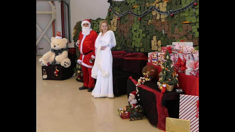 Дядо Коледа пристигна с хеликоптер на летище София