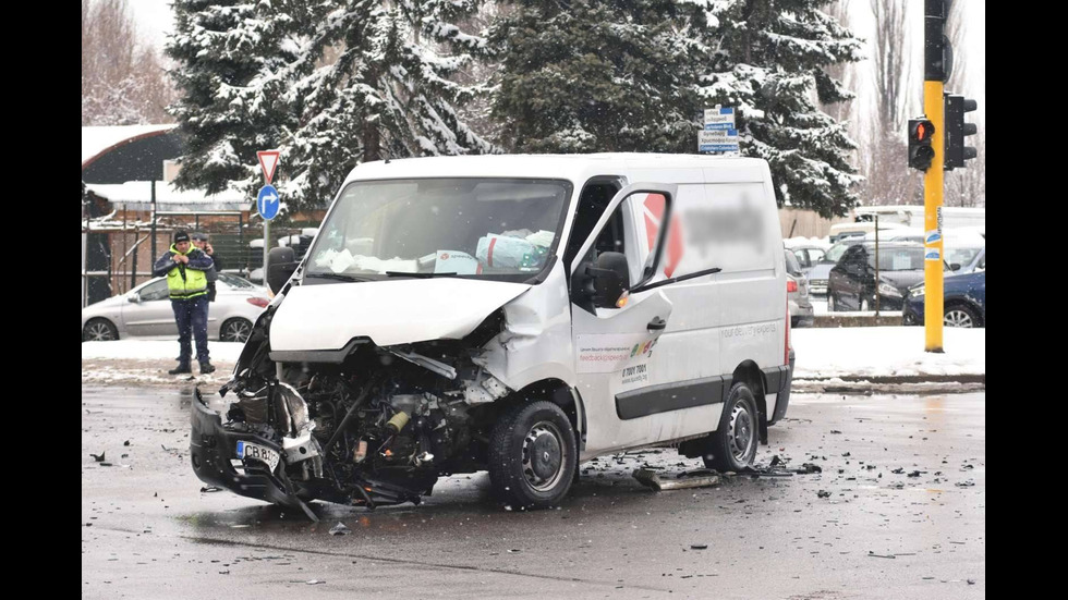 Шофьор е в болница след катастрофа между джип и микробус в София