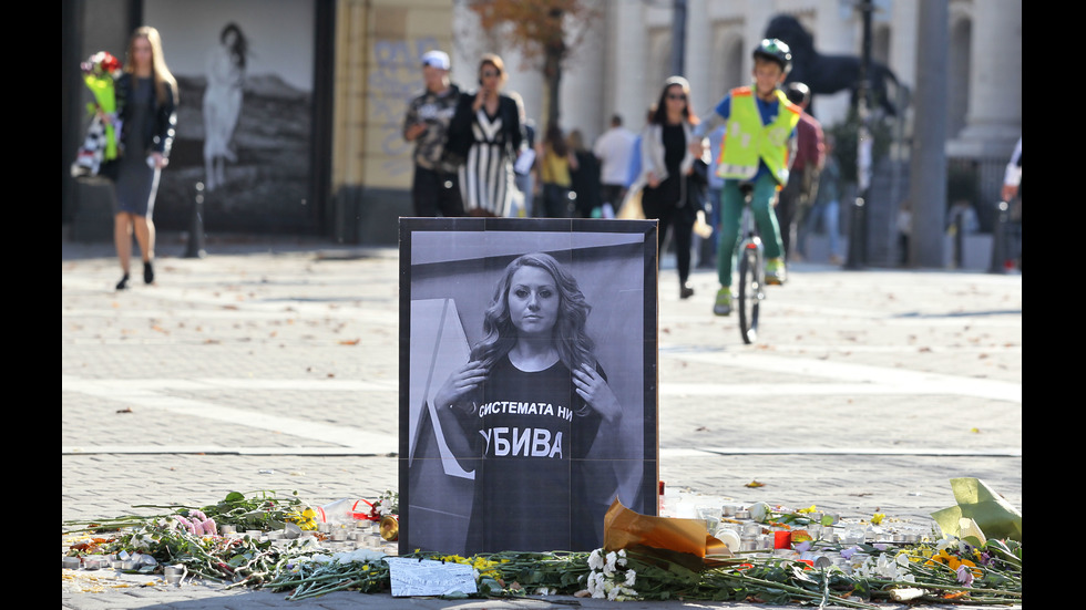 Цветя и свещи за Виктория Маринова на площад „Света Неделя”