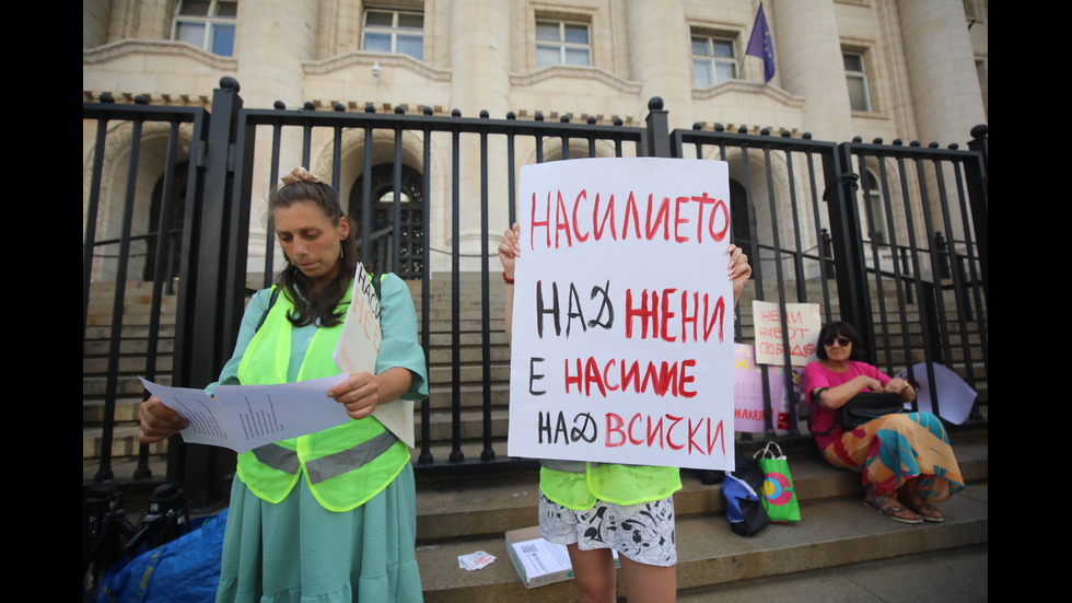 Протести в десетки градове заради жестоко малтретираното 18-годишно момиче