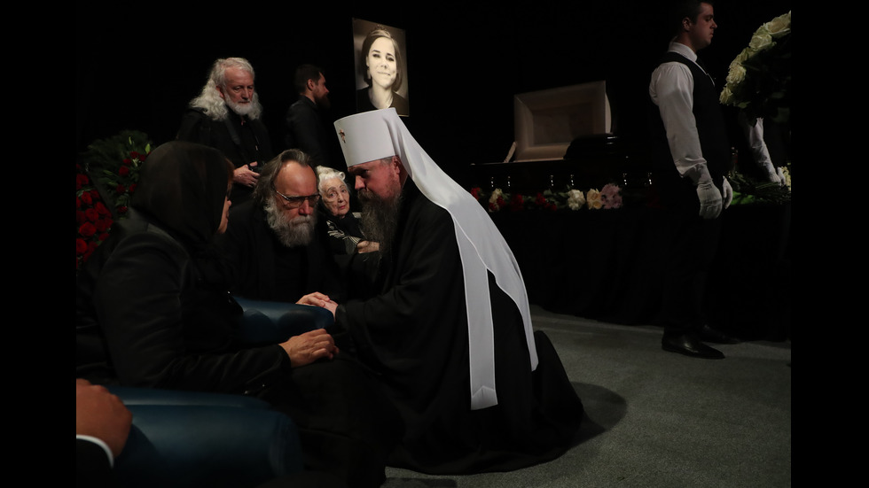 Поклонението пред Даря Дугина