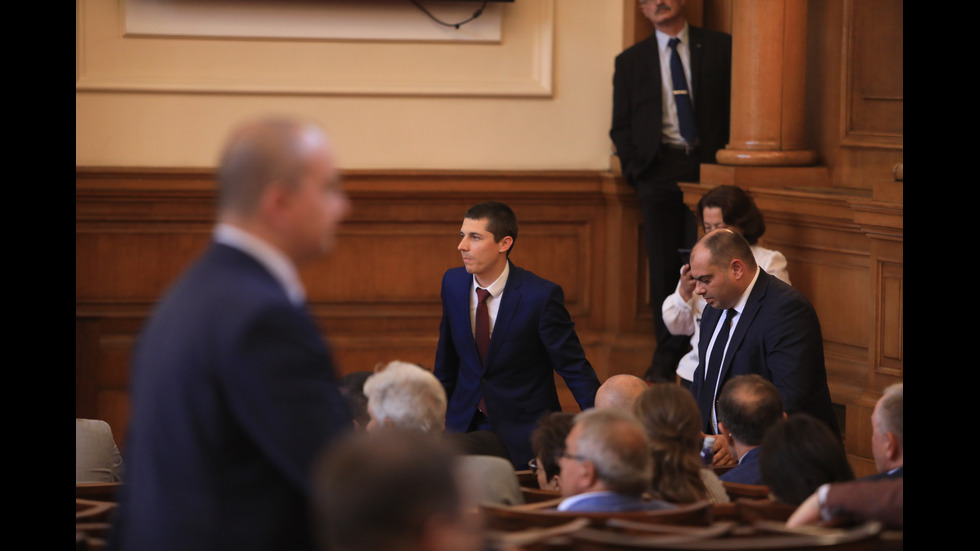 Парламентът обсъжда вота на недоверие към кабинета "Петков"