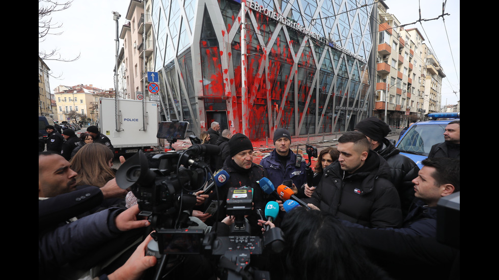 Ранени полицаи и арести на протеста на „Възраждане”