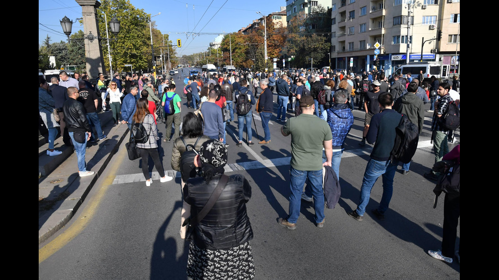 Протестиращи и полиция блокираха района около ВСС и Орлов мост