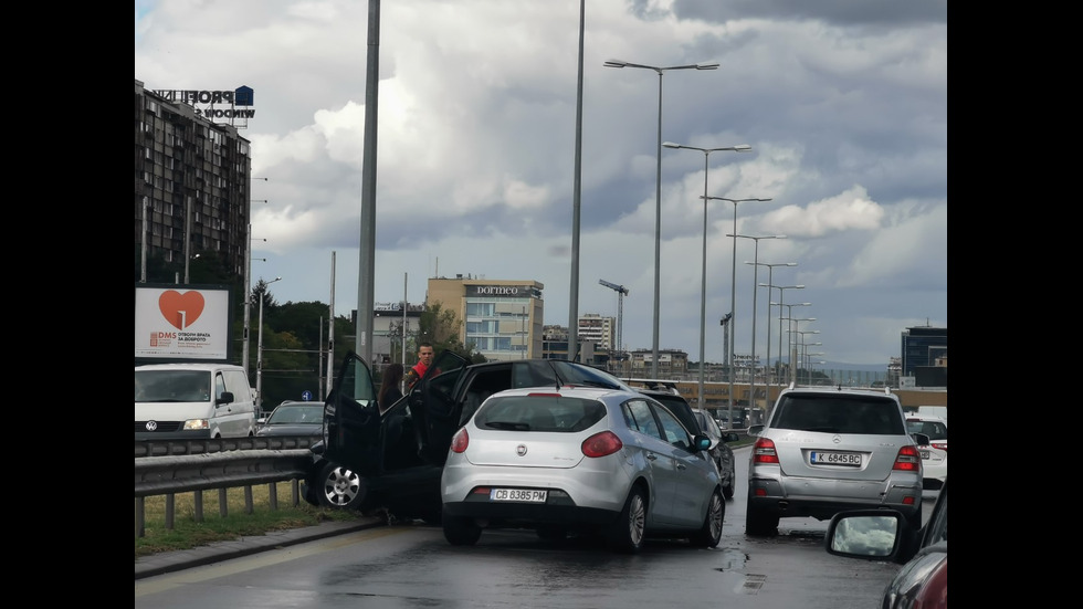 Катастрофа затрудни движението по бул. „Цариградско шосе"