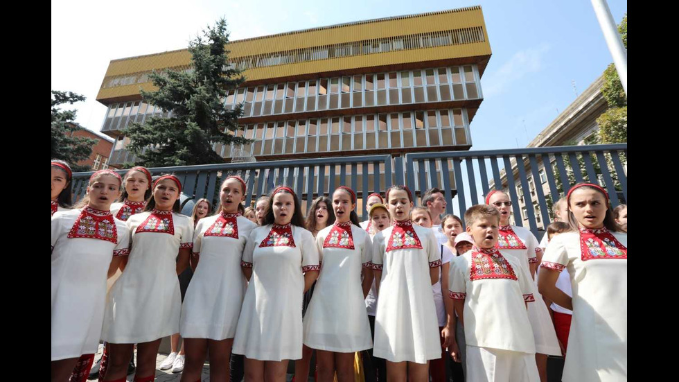 Детският хор на БНР излезе на протест
