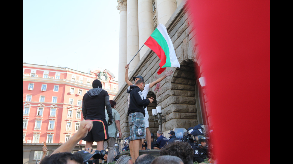 Протест пред парламента