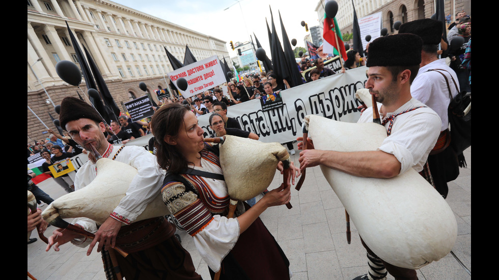 Родители на деца с увреждания - на протест в София