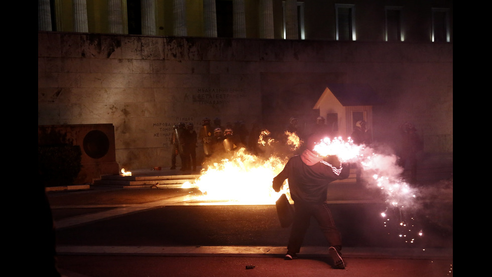 Сблъсъци на полиция и протестиращи в Атина