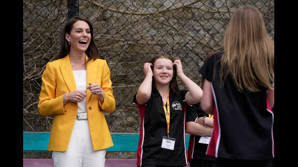 ЕЛЕГАНТНА В ЖЪЛТО: Принцесата на Уелс Катрин на благотворително събитие в Бат