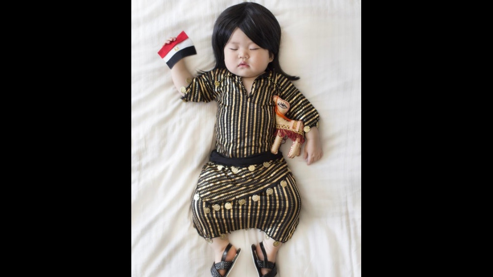 Фотографка облича дъщеря си в различни носии от целия свят