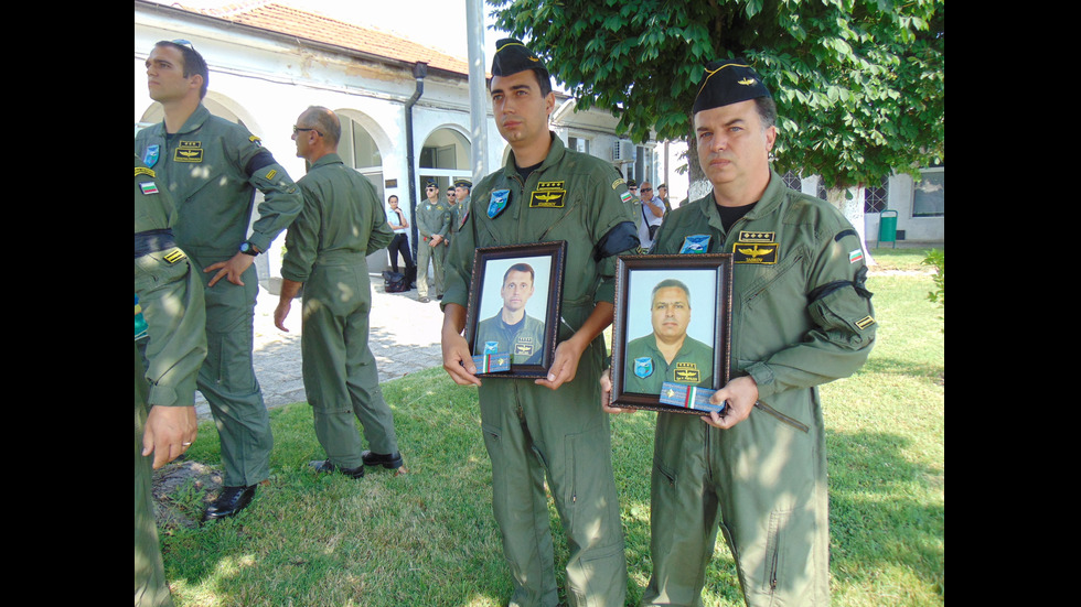 Изпратиха с почести пилотите, загинали при катастрофата с хеликоптер край Пловдив