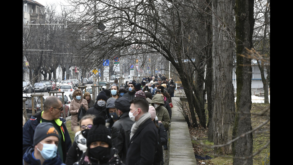 Опашки от желаещи да се ваксинират пред ВМА и „Пирогов”