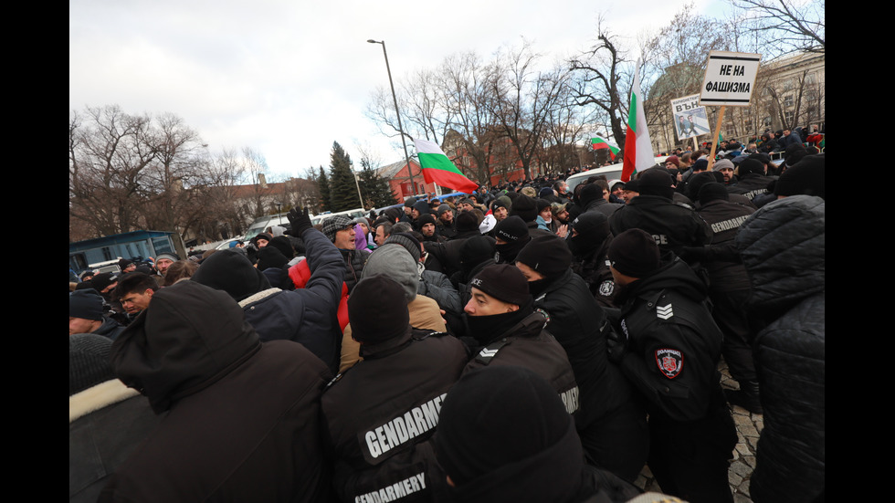 "Възраждане" организира протест срещу зеления сертификат, докараха водно оръдие пред НС