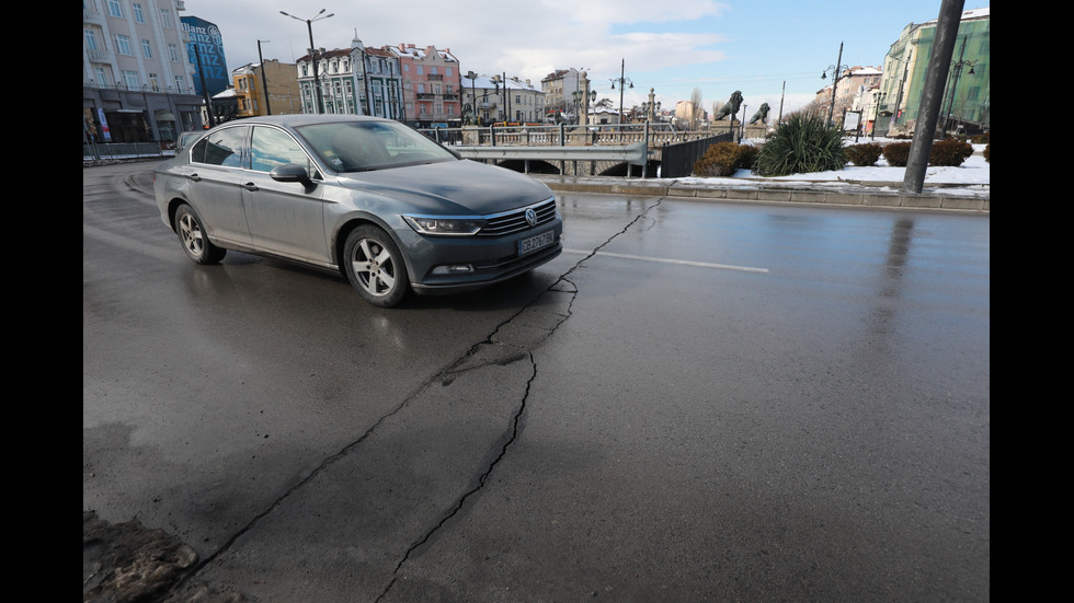 Напука се пътната настилка в района на "Лъвов мост"