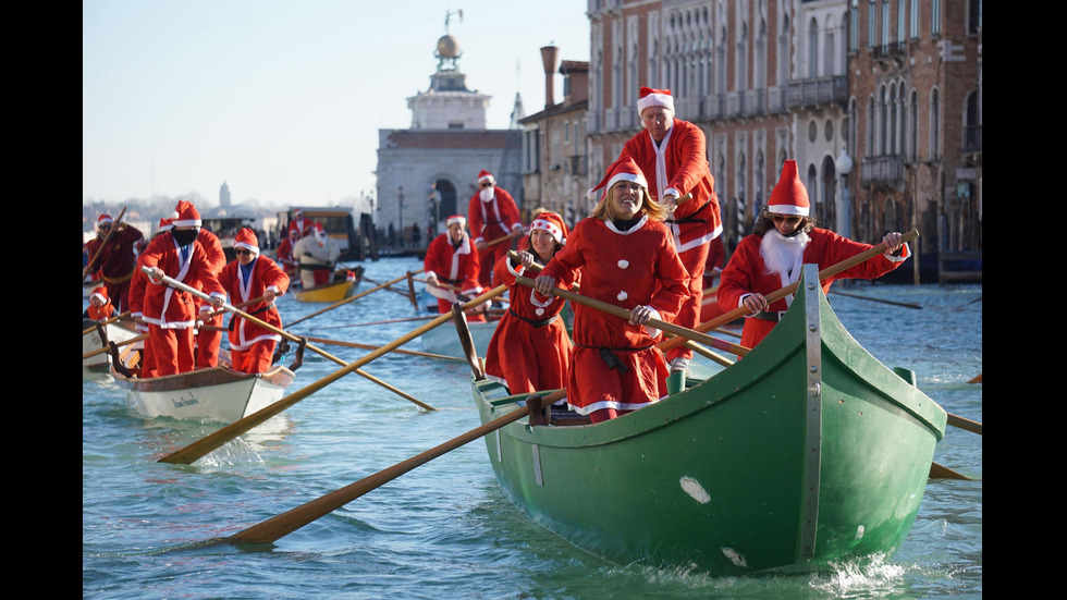 Гребци, облечени като Дядо Коледа, се състезаваха във Венеция