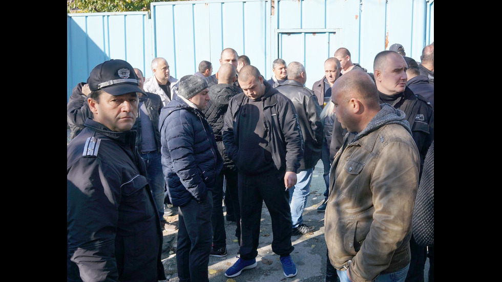 Протест на надзирателите и пожарникарите във Варна