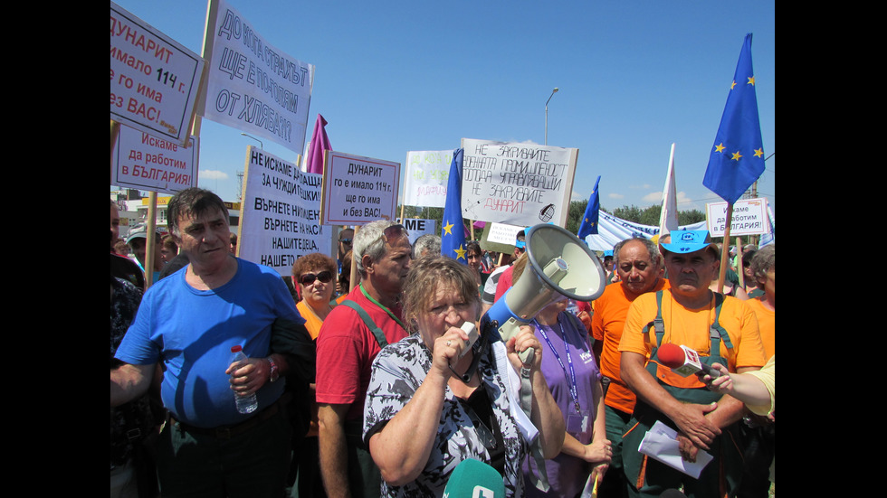 Работници от "Дунарит" блокираха движението пред "Дунав мост" в Русе