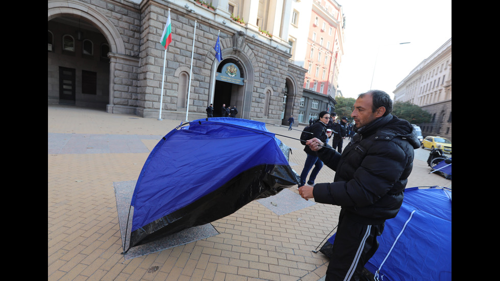 Майки на деца с увреждания на протест пред МС