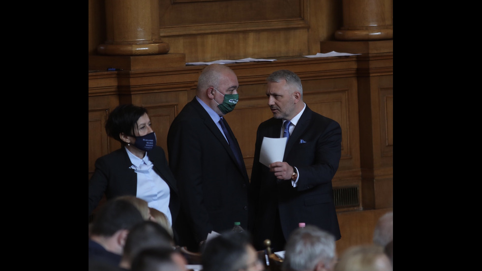 Бурни дебати в първия работен ден на новото Народно събрание