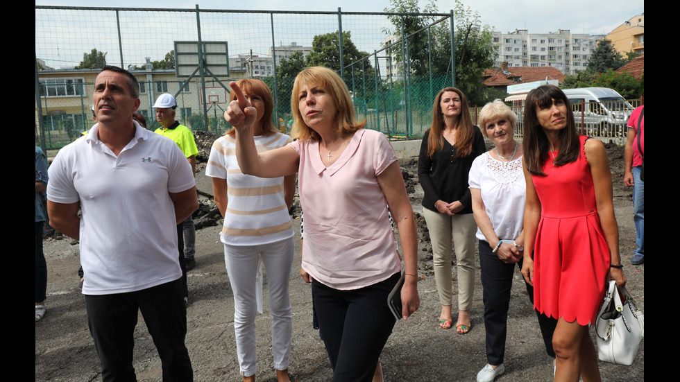 Фандъкова инспектира изграждането на физкултурен салон в столично училище